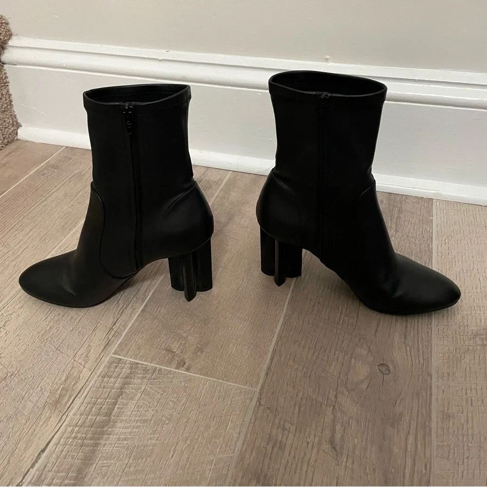 LOUIS VUITTON Uniformes Silhouette Fleur Black Ankle Boots 38 Black